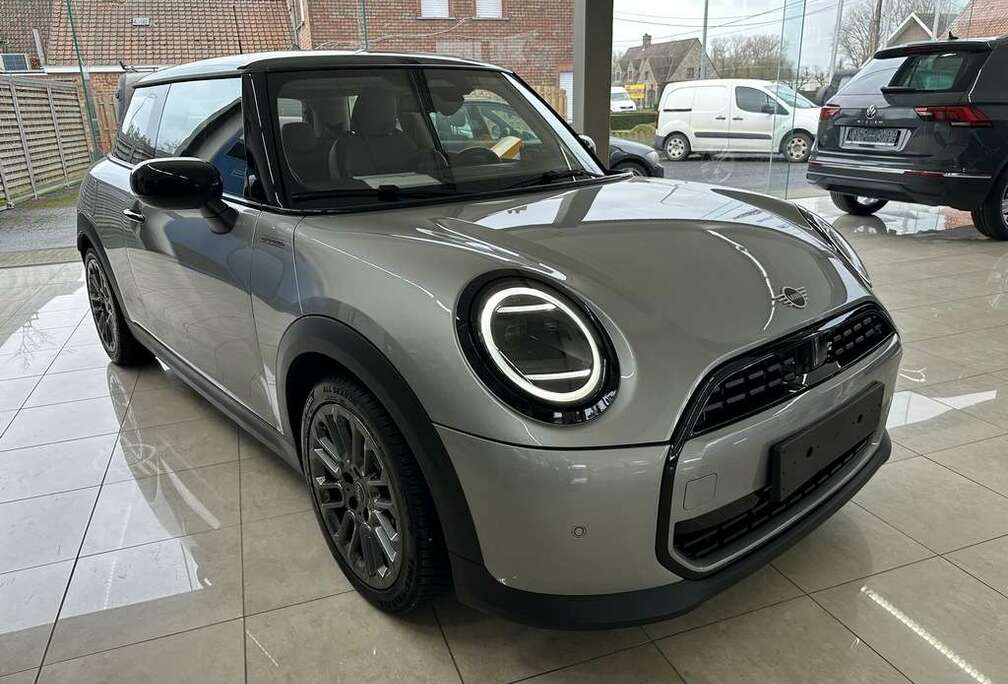 MINI Favoured Trim  Pack S  Camera  Apple & Android  Keyless