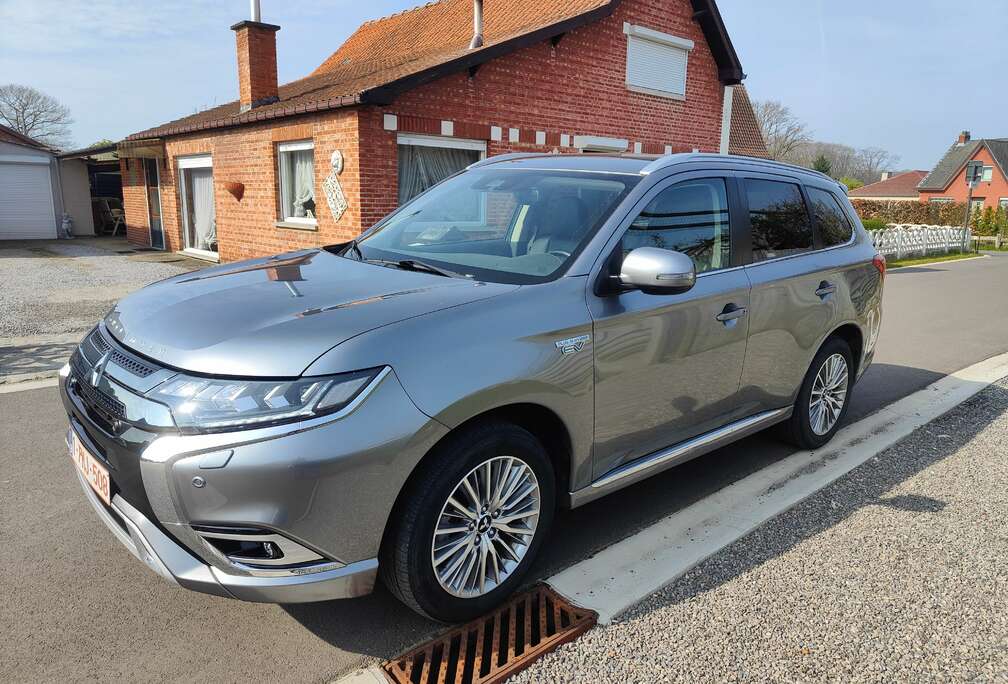 Mitsubishi Outlander 2.4i AWD PHEV Business SDA