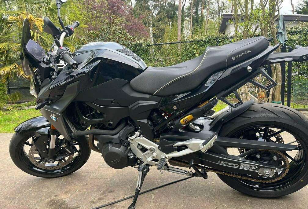 BMW Triple black
