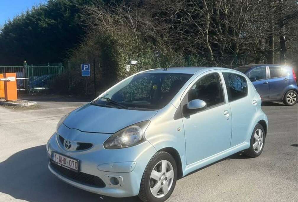 Toyota prete a immatriculer 0483012808