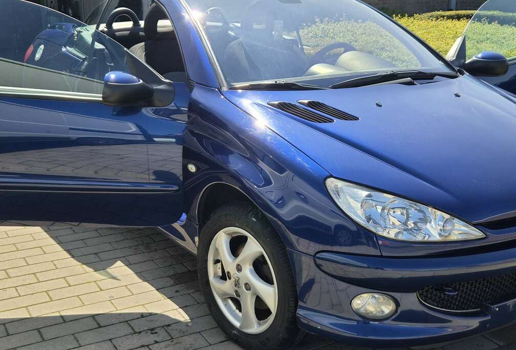 Peugeot Cabriolet Zeer Proper  Gekeurd