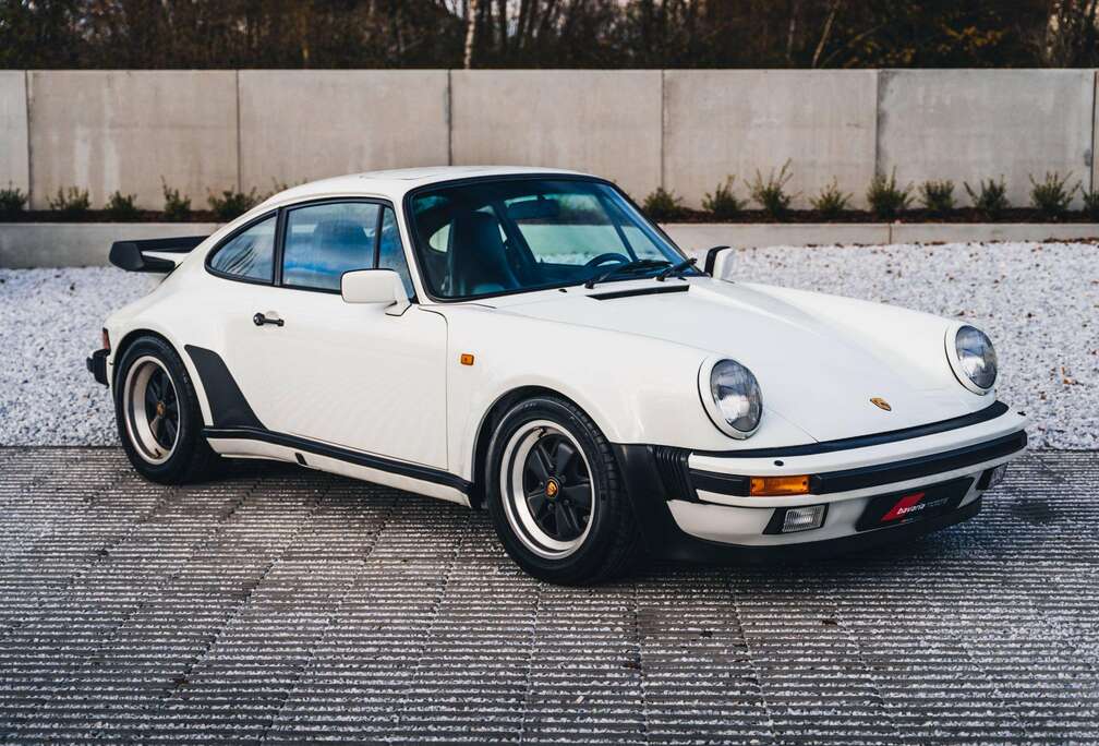 Porsche Turbo 3.3 / Grand Prix White / Heated Seats / Pano