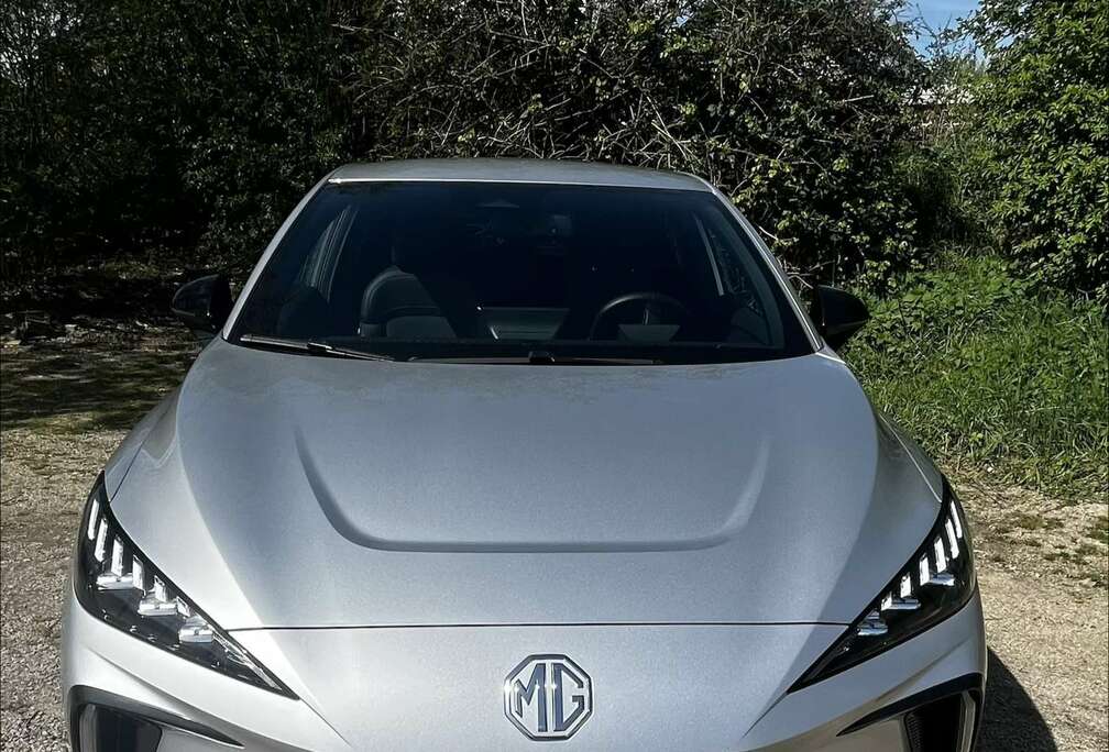 MG 64 kWh Luxury