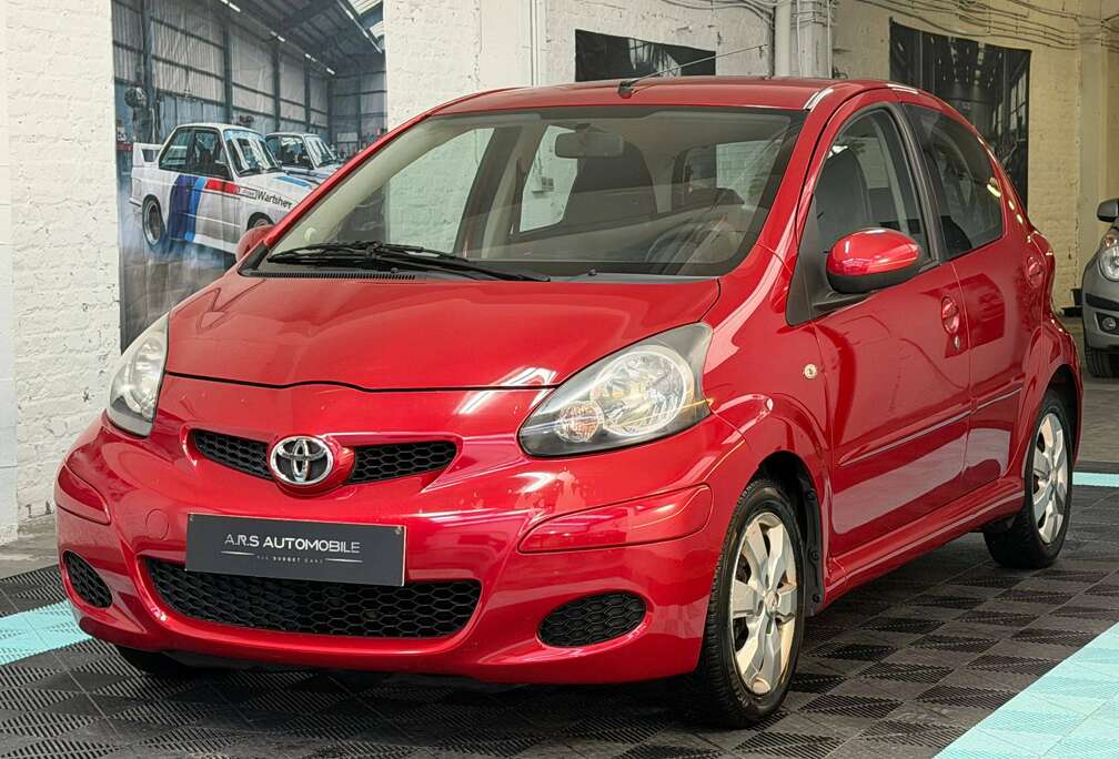 Toyota 1.0i Pret a immat. - Airco - Semi cuir - Garantie 12mois