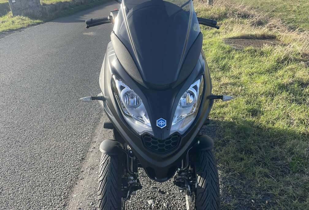 Piaggio All Black  Edition