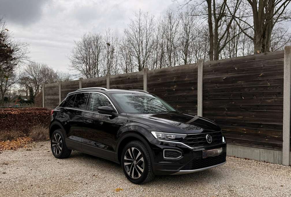 Volkswagen 1.0 TSI IQDRIVE - 67600 km - 1ste eigenaar - Deep black pareleffect - Panorama -  Carplay - Climatronic -