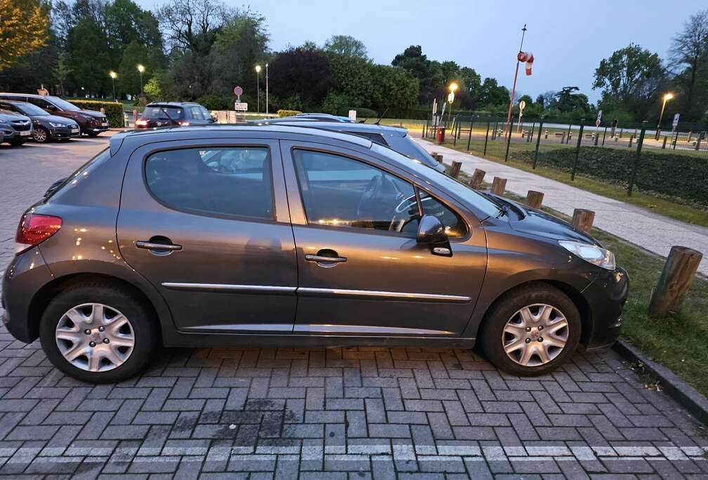 Peugeot 207+ 1.4 HDi 68ch FAP BLUE LION