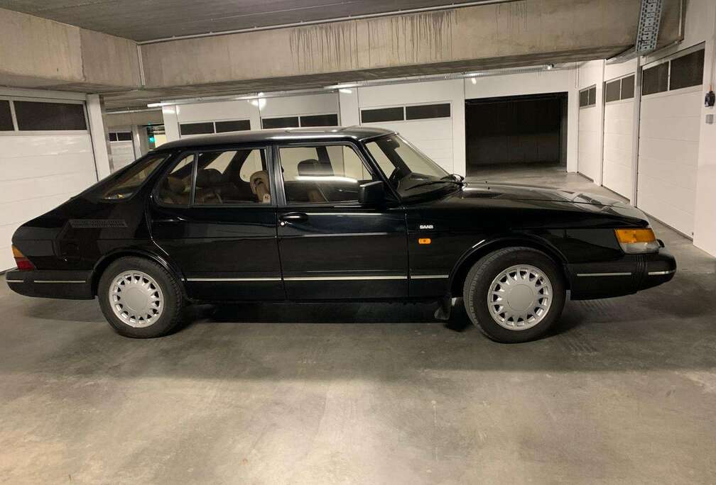 Saab 900 i 16