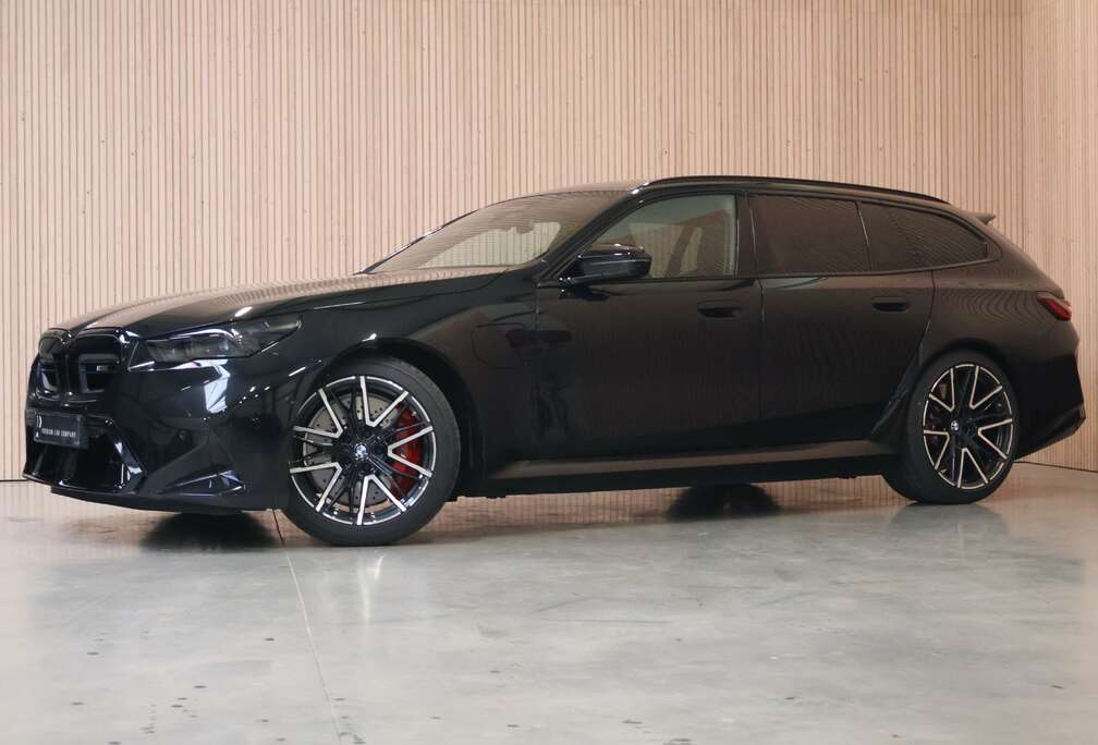 BMW M5 xDrive Touring  FULL BLACK NICE SPECS  NIEUW