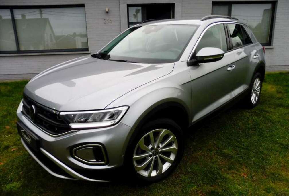 Volkswagen 1.5 TSI DSG Climatronic/LED/CarPlay/ParkAssist/17\