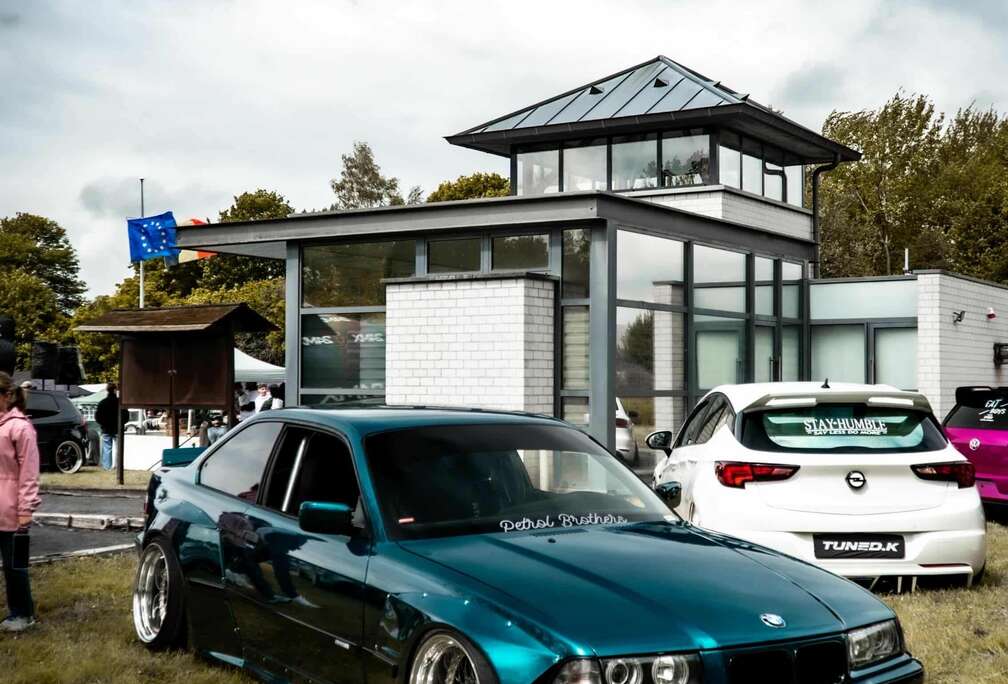 BMW 320i