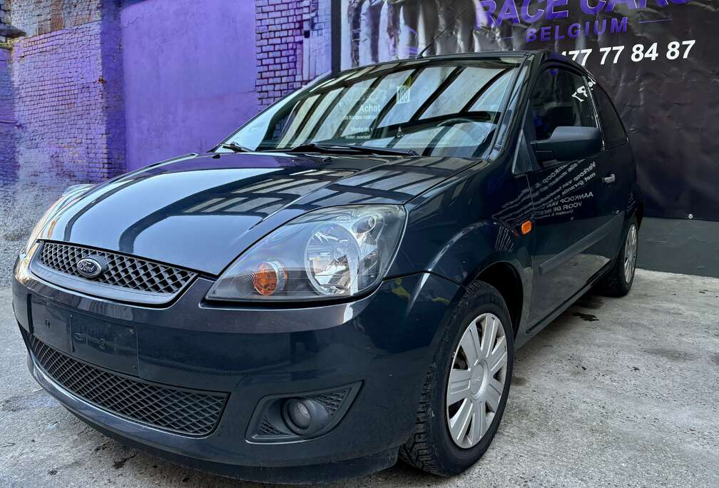 Ford Fiesta 1.3i Ambiente très bon état et full carnet