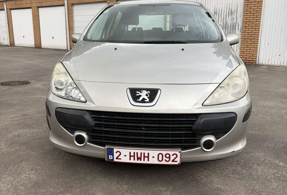 Peugeot 1 1sleutel aanwezig  Auto in goede staat. Er zit w