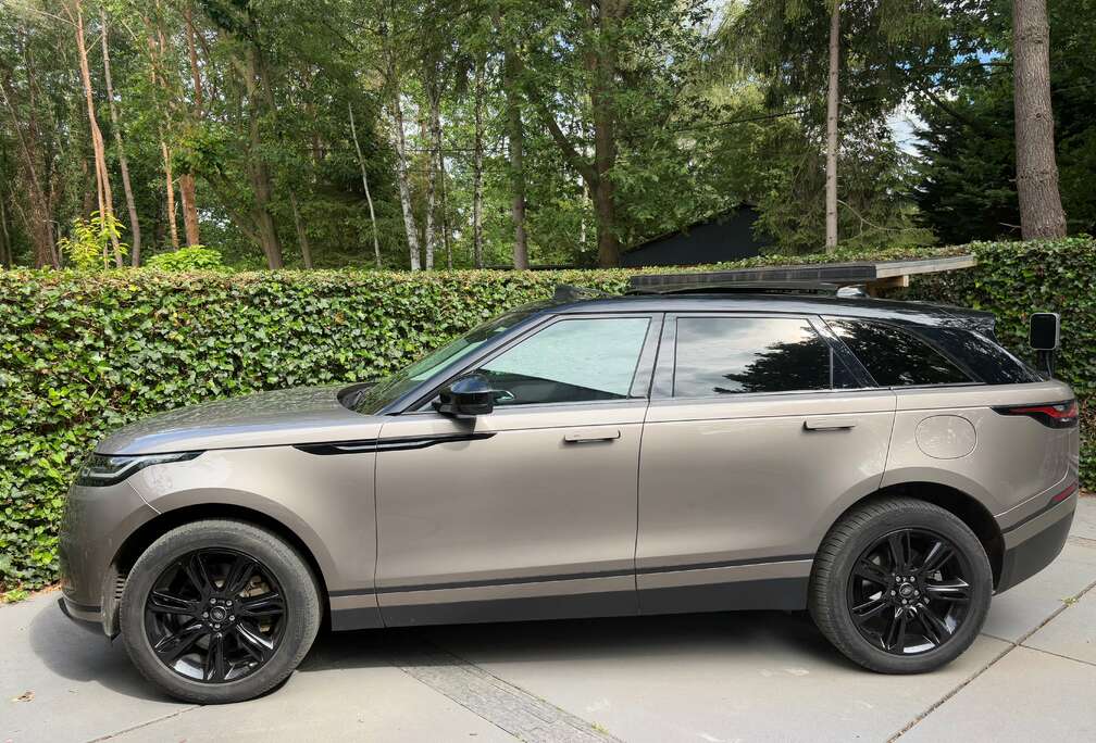Land Rover P400e plugin Hybride BTW aftrekbaar Black pack Full option trekhaak pano dak