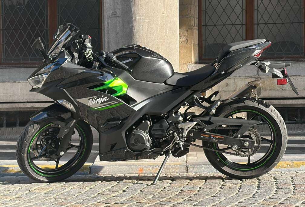 Performance pack met Akrapovič uitlaat en sliders