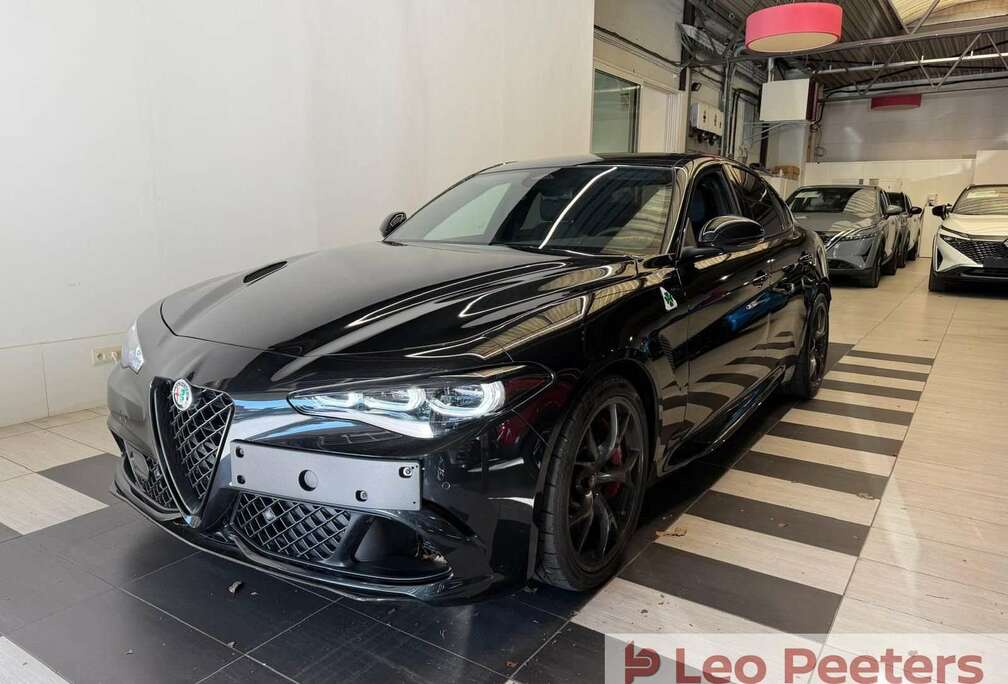 Alfa Romeo V6 Bi-Turbo Quadrifoglio AT8