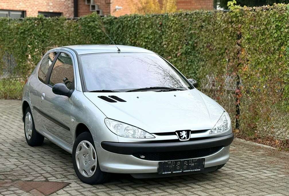 Peugeot 1.1i - 050.000 km - 2003 - 3 deur - Airco