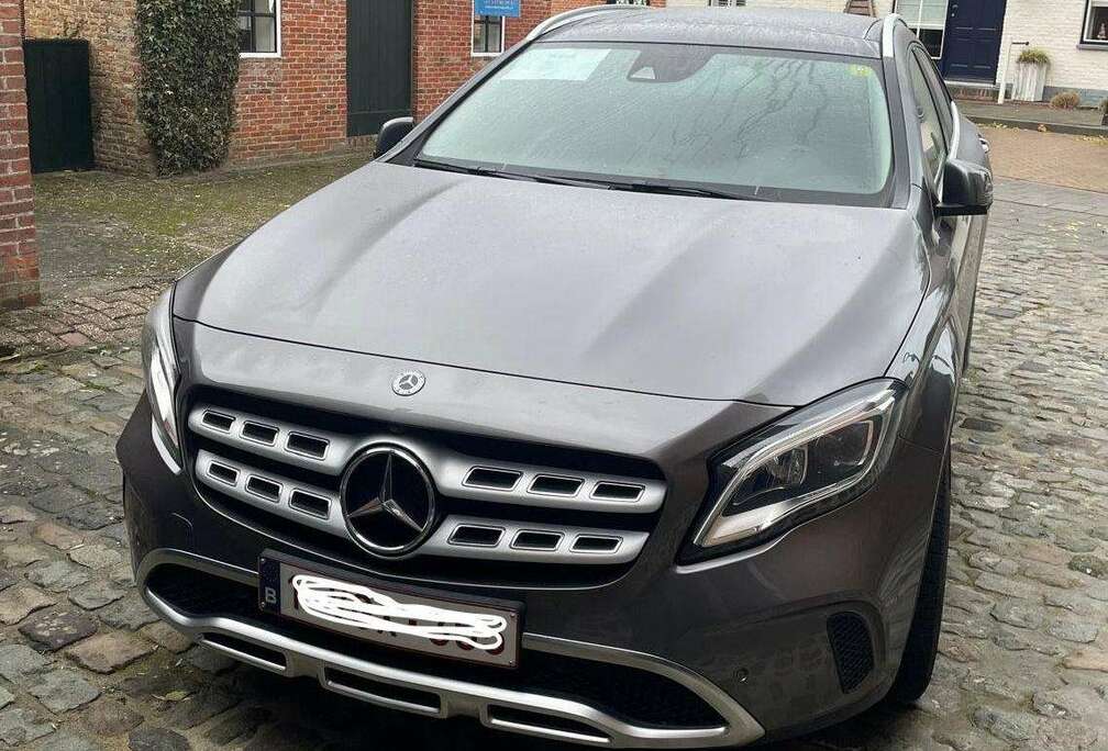 Mercedes-Benz GLA 180 AUTO / PANO DAK / CAM / NAV