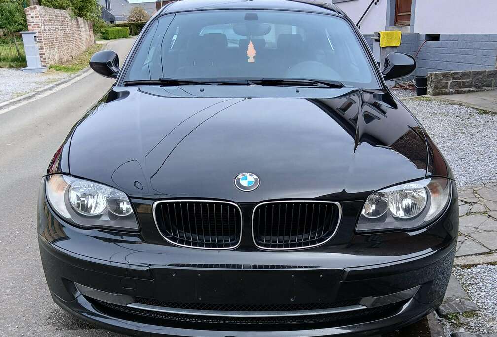 BMW 116 d Crossed Flag