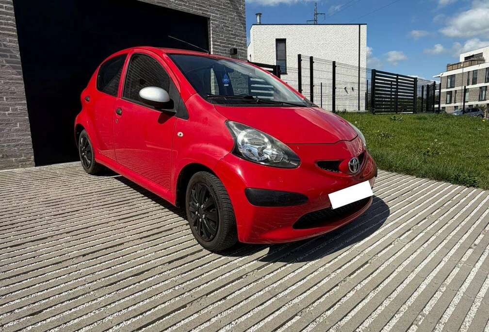 Toyota 1.0i VVT-i Plus.    PRTE A TRE IMMATRICULÉE