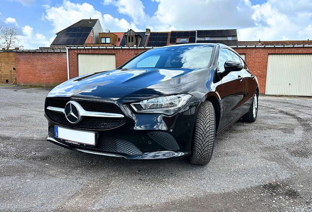 Mercedes-Benz CLA 180 nachtzwart  automatisch geschakeld  Halfleder  Verwarmde zetels vooraan