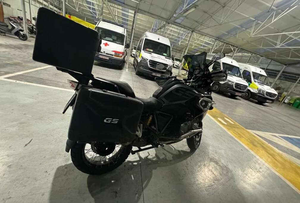BMW Triple Black