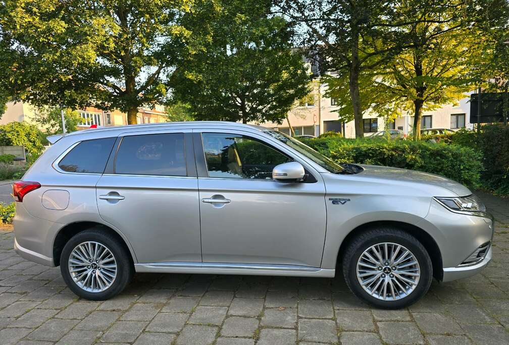 Mitsubishi Outlander 2.4 4WD Plug-In Hybrid Plus