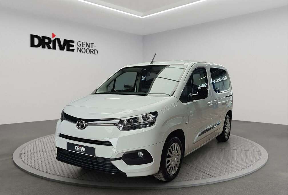 Toyota MPV SWB *GPS/App Connect*