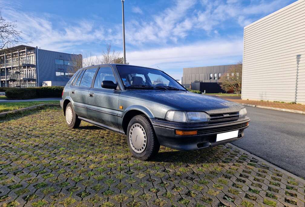 Toyota E90 5 portes Impeccable Prete à immatriculer