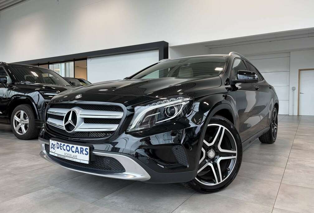 Mercedes-Benz AMG velgen / Panoramisch dak / Navigatie / Sfeerverlichting / Automaat / Trekhaak /