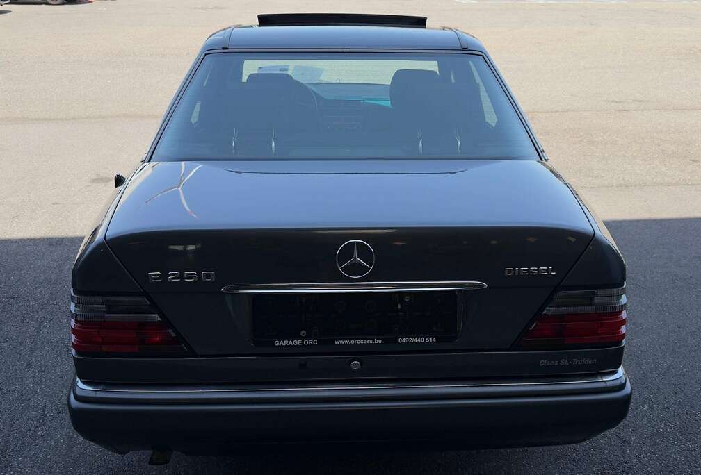 Mercedes-Benz Mercedes-Benz E 250 D AUTOMAAT – OLDTIMER – ABSOLUTE TOPSTAAT