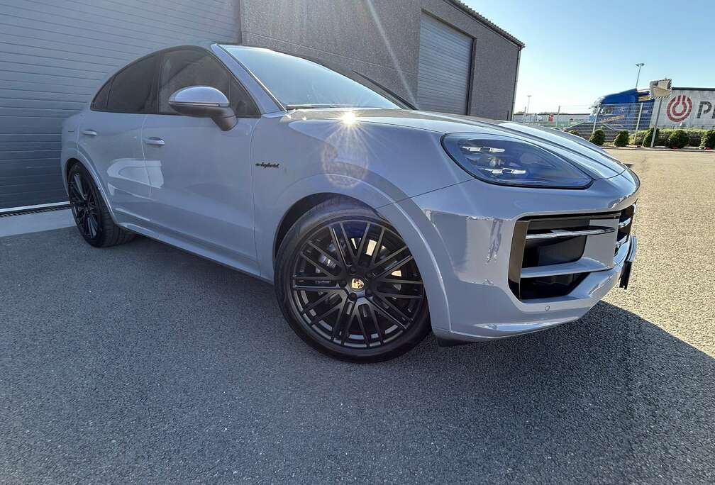 Porsche cayenne coupe hybride sport model 2024