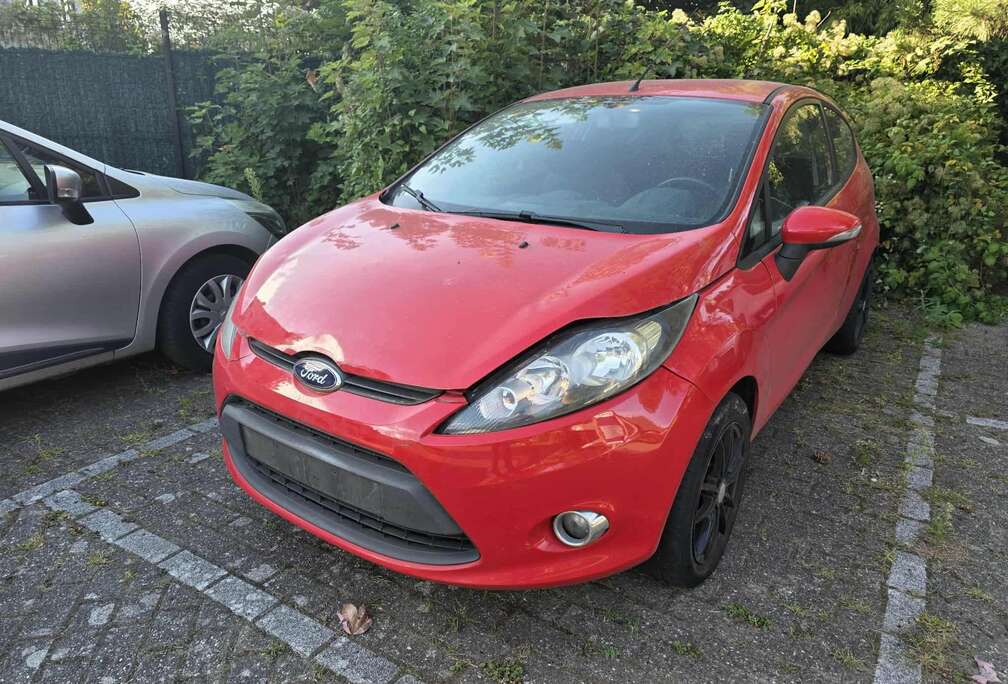 Ford POUR PIECES - dégâts carrosserie - MOTEUR OK