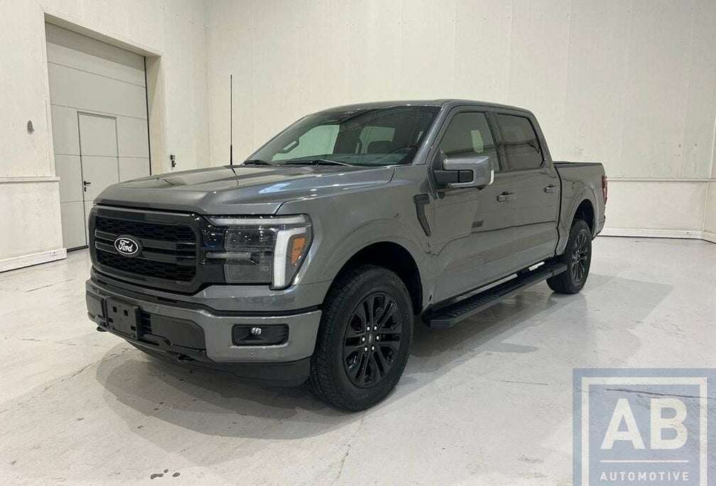 Ford * New F150 LARIAT - V8 *