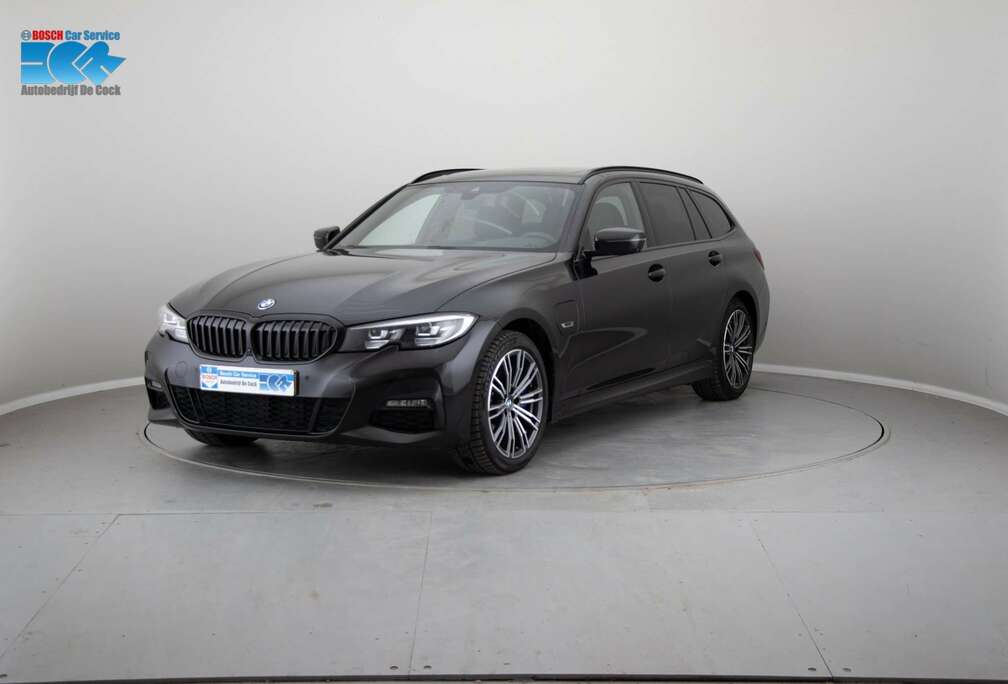 BMW Touring 330e, Pano-dak, Trekhaak, Carplay
