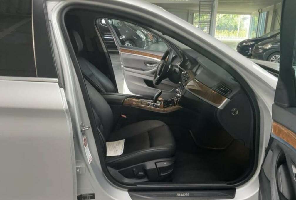 BMW 520iA // Leder // SPORTUITLAAT // 19 INCH //