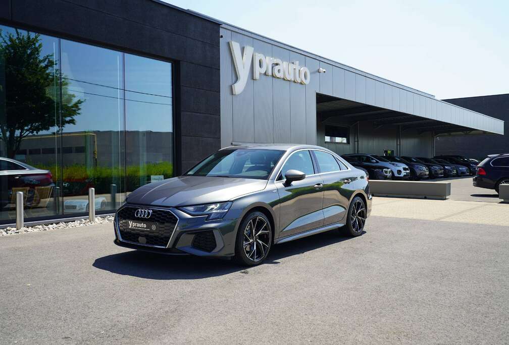 Audi A3 30 TFsi  S line S tronic Parkeersensoren Apple carplay /Android Navigatie  Verwarmde zetels Lane assist Cruise