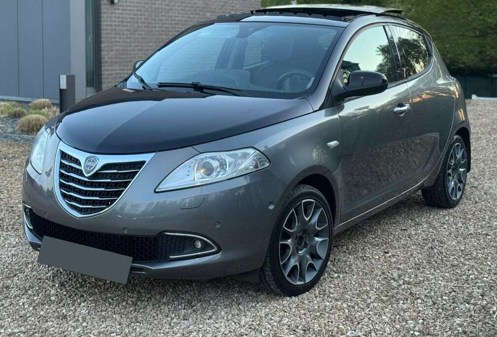 Lancia 0.9 TwinAir Black & Grey Full Options Automat