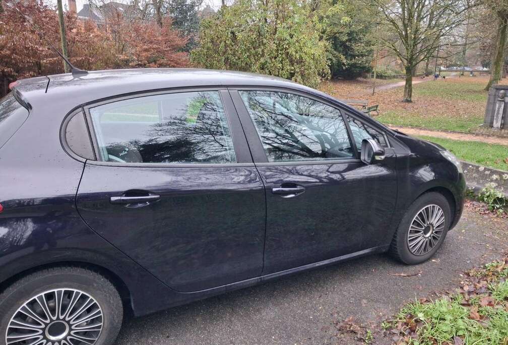Peugeot avec GPS, Bluetooth, radar de recul...