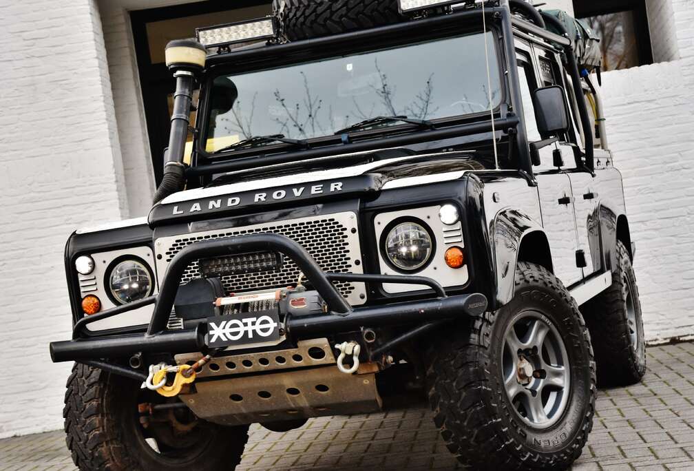 Land Rover 110 DCPU CREW CAB 2.2 TD  *** CAMPER / DESSERT ***