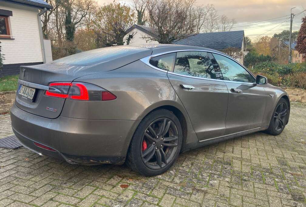 Tesla 85 kWh Performance Dual Motor