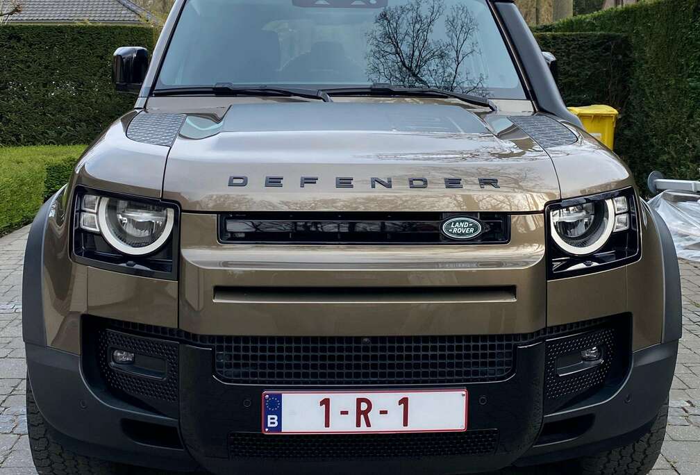 Land Rover D240 S 110 - PANO - Meridian Sound - Luchtvering - Trekhaak - Black Pack - Keyless Entry - Privacy Glass
