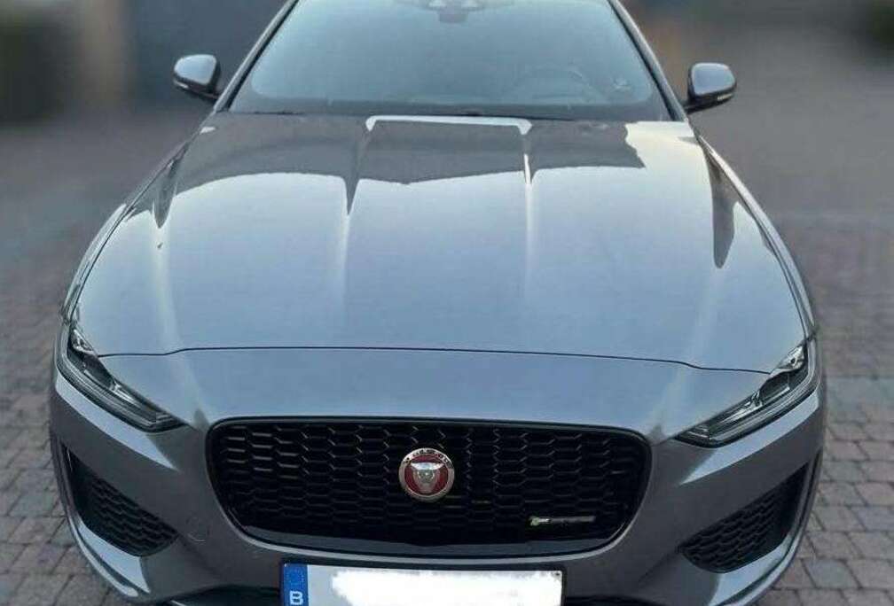 Jaguar XE 2.0 T P250 R-Dynamic Black