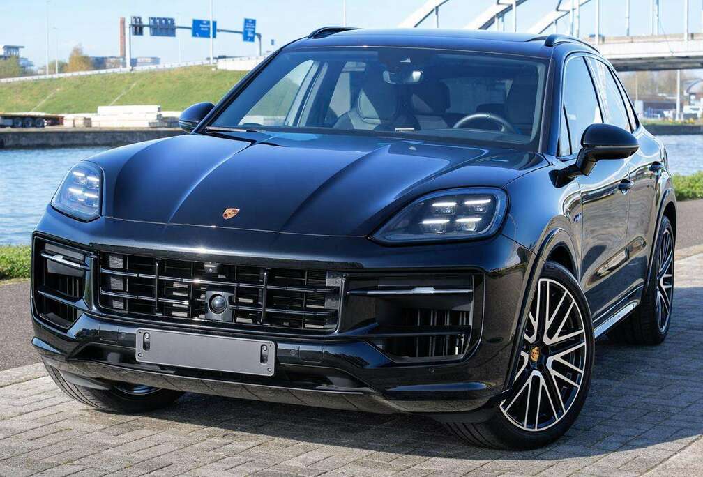 Porsche E-Hybrid Sport design  Matrix HD-LED (PDLS+)  Luchtvering  Sportuitlaat  Pano  22 velgen 3 de display  Trekhaak