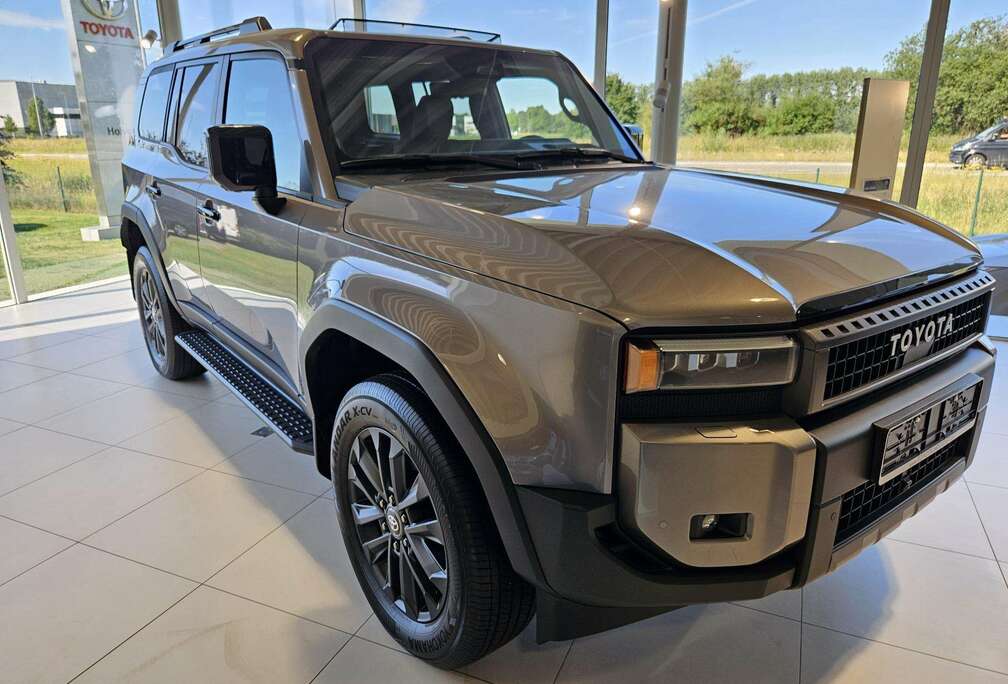 Toyota 2.8L VX-L 4WD AUTO Ombouw lichte vracht