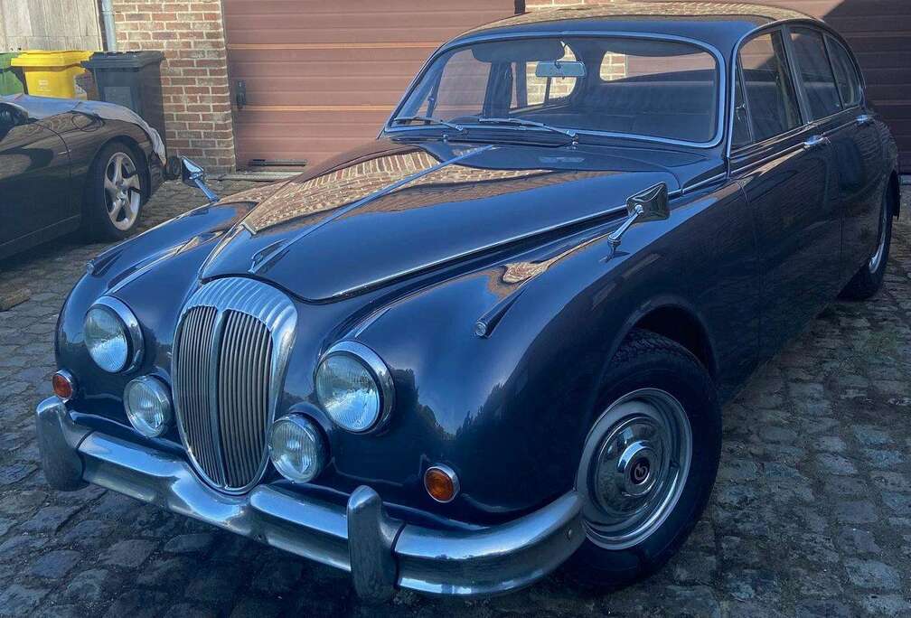 Jaguar V8-250 Saloon