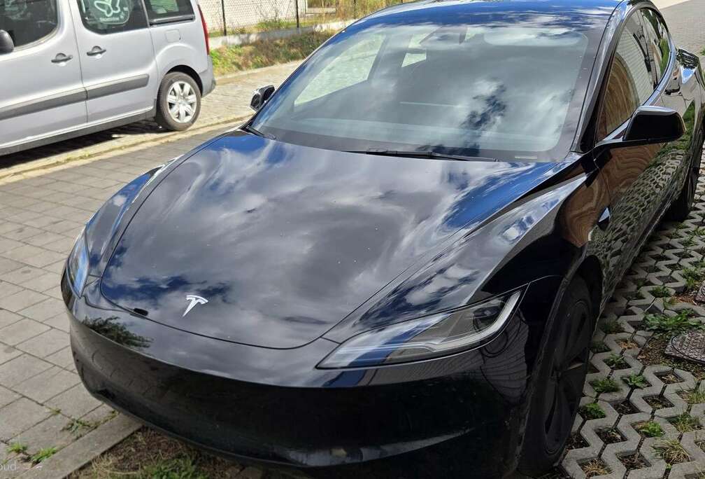 Tesla Highland RWD Standard Range Premium + winterbanden