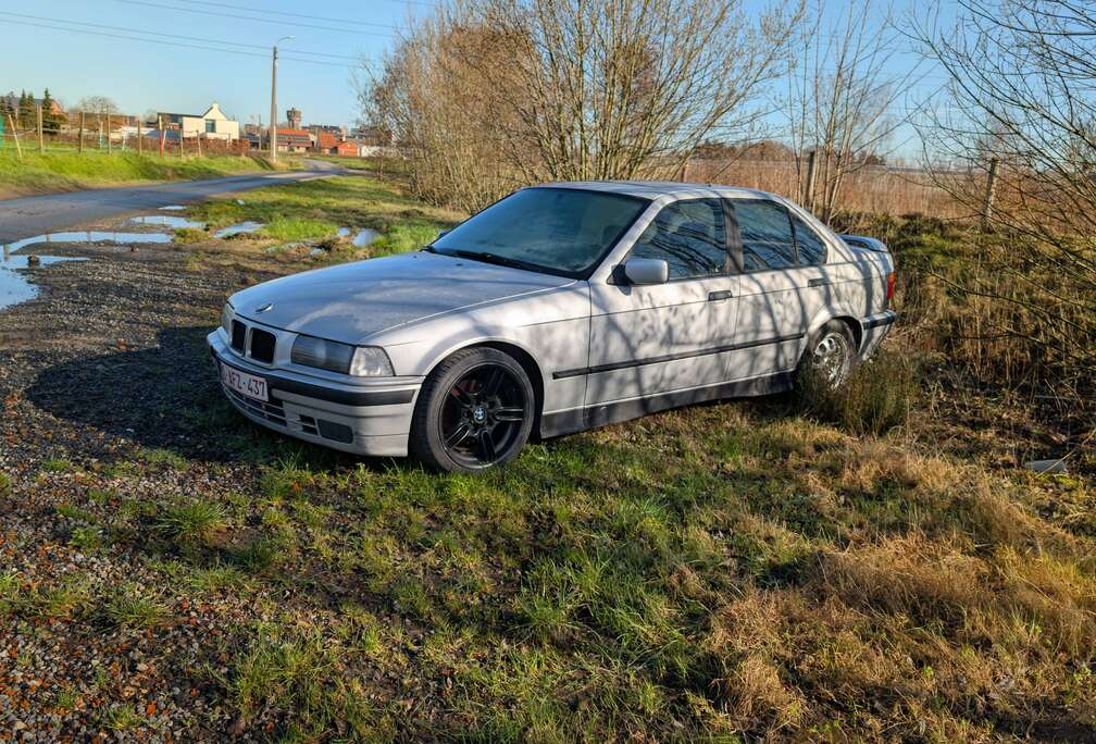 BMW 325i sedan