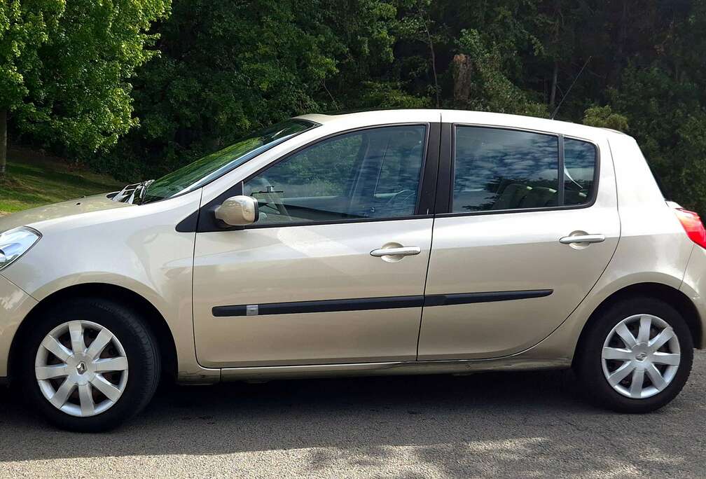 Renault Clio    ESSENCE    92000 KM BOITE AUTOMATIQUE .12 MOIS GARANTIE. TO.AIRCO.........