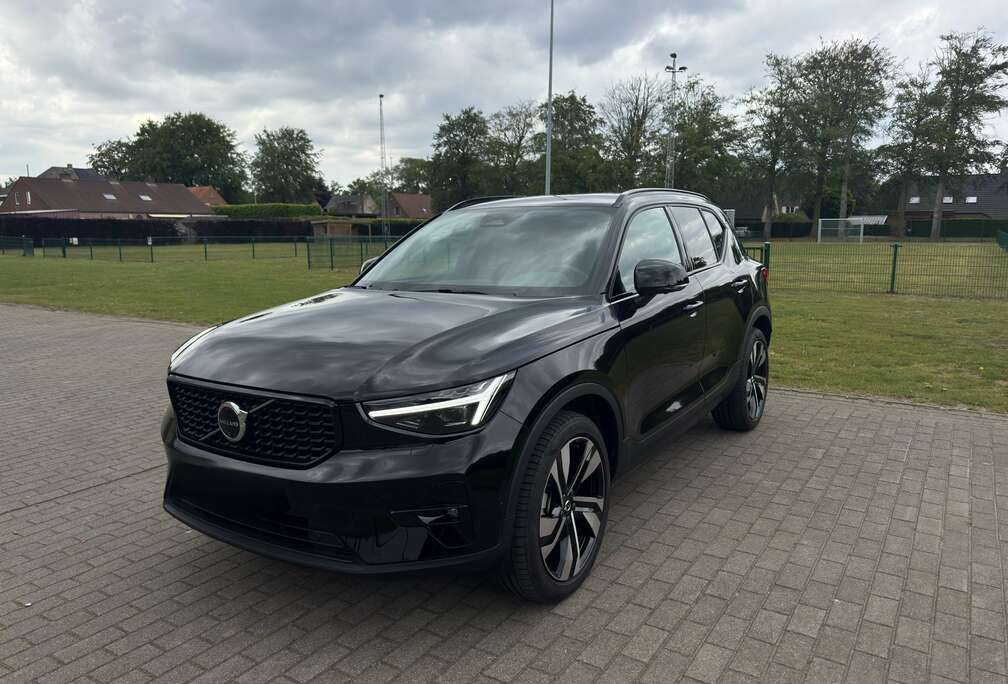 Volvo XC40 2.0 B3 MHEV Plus Dark DCT Plus Dark